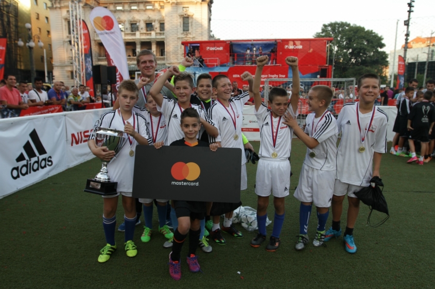  Kompanija Mastercard vodi osmoro dece iz Srbije na meč UEFA Lige šampiona