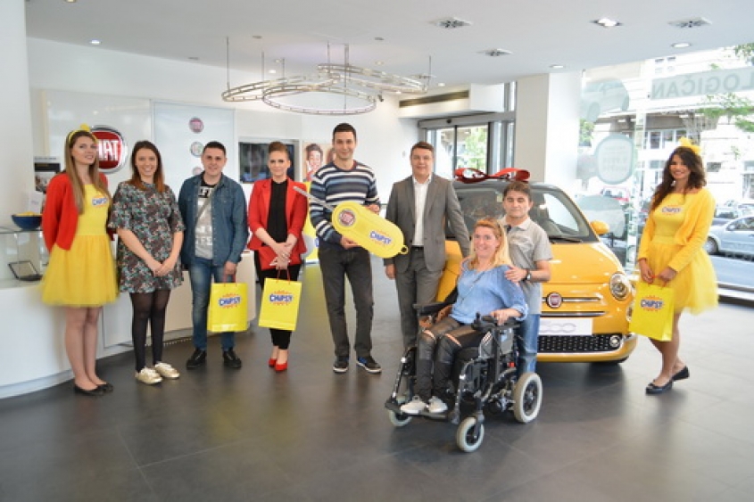 Beograđanin sa osmehom preuzeo automobil FIAT 500 osvojen u nagradnoj igri