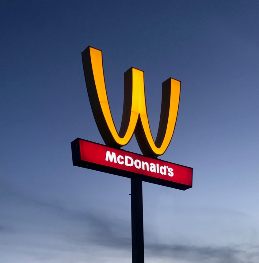 McDonald's u čast Dana žena obrnuo svoj logo M u W