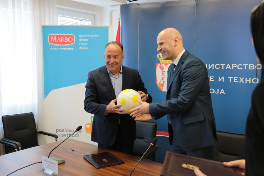 Marbo Product poklanja lopte svim Osnovnim školama u Srbiji